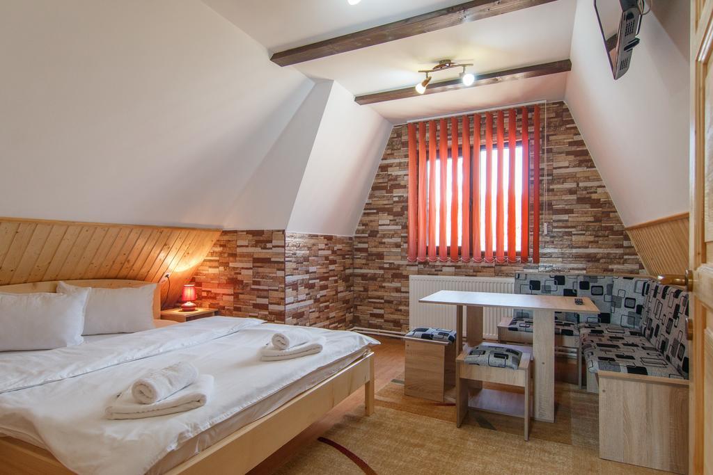 Hotel Centrul De Echitatie Poiana Brașov Exterior foto