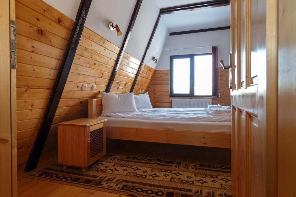 Hotel Centrul De Echitatie Poiana Brașov Exterior foto